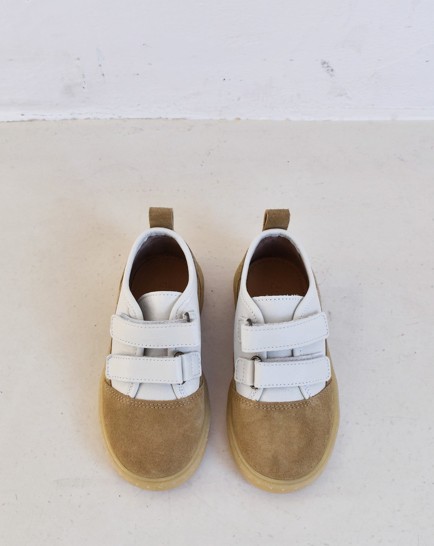 Schoenencafe Kids Du Loua du Codi velcro sneaker faded Kaki Suede/ White Leather sfeer