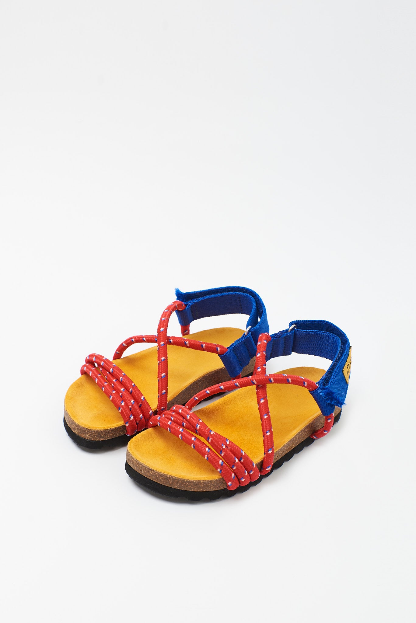 Maison Mangostan Arando Sandal Red Sfeer duo