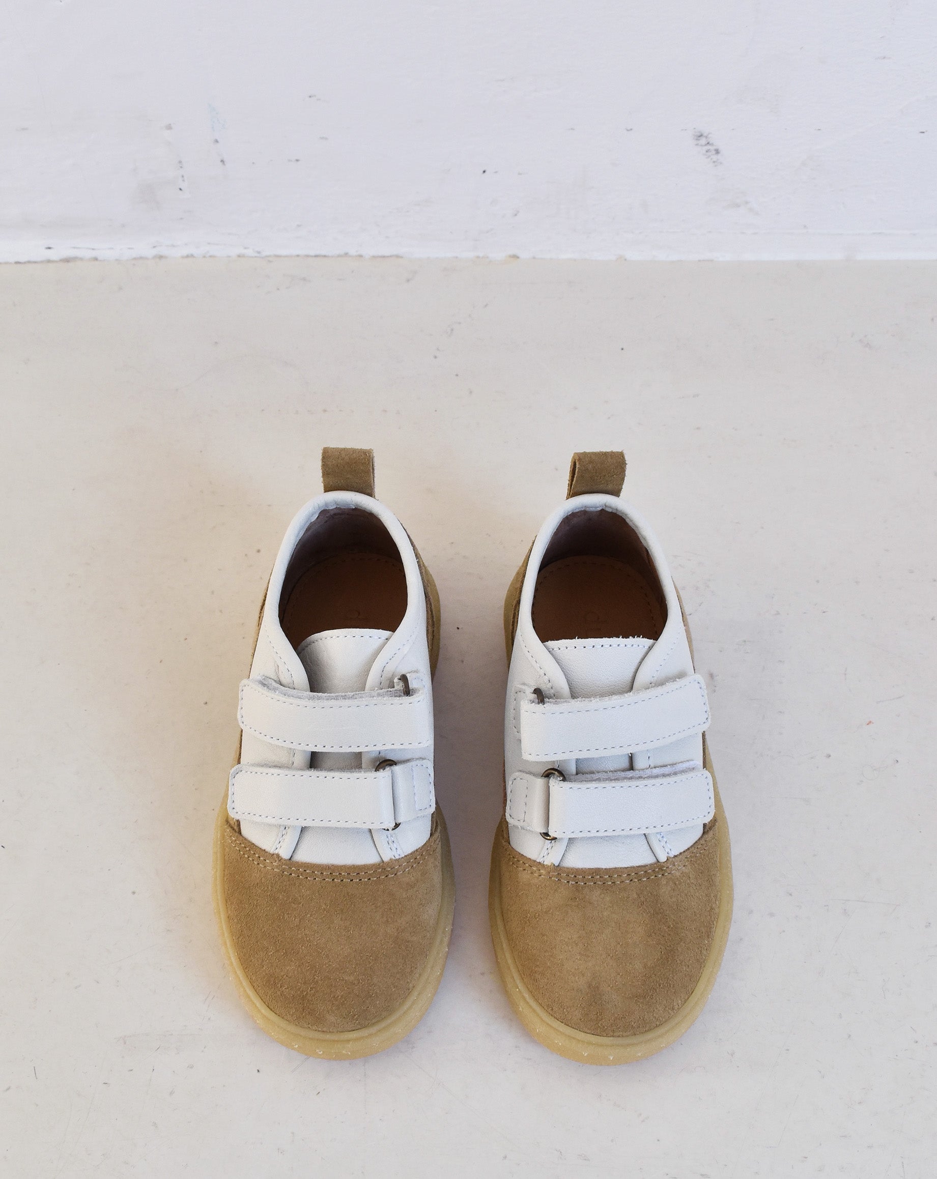 Schoenencafe Kids Du Loua du Codi  velcro sneaker faded Kaki Suede/ White Leather sfeer